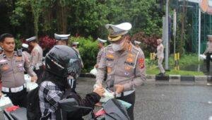Ditlantas Polda Kalbar Bagikan Takjil Gratis di Bundaran Tugu Digulis