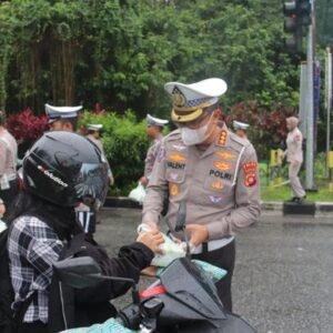 Ditlantas Polda Kalbar Bagikan Takjil Gratis di Bundaran Tugu Digulis