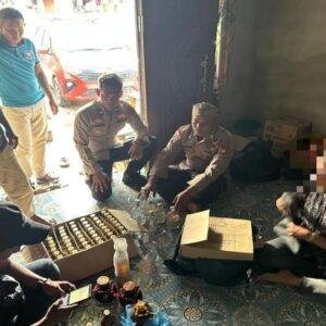 Polisi Gerebek Rumah Penampung Miras Asal Malaysia di Sekayam 4 Polisi Gerebek Rumah Penampung Miras Asal Malaysia di Sekayam