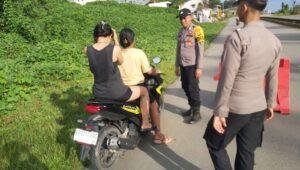 Pengendara Motor Tanpa Helm dan Surat Lengkap Terjaring Razia Polsek Entikong