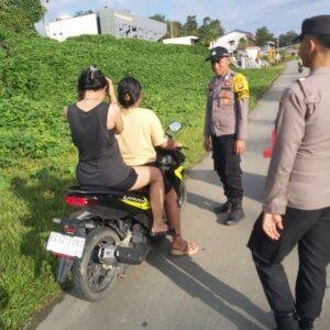 Pengendara Motor Tanpa Helm dan Surat Lengkap Terjaring Razia Polsek Entikong