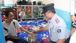 Lapas Pontianak Bagikan Sembako di Bantaran Sungai Kapuas