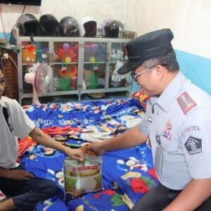 Lapas Pontianak Bagikan Sembako di Bantaran Sungai Kapuas