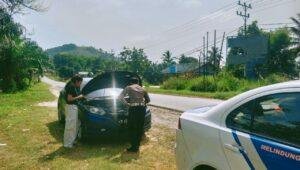 Polisi di Bengkayang Bantu Pengendara Mogok Saat Operasi Ketupat Kapuas