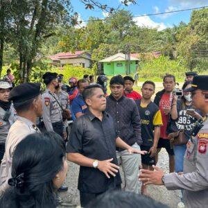 Eks Karyawan dan Tokoh Adat Desak Keadilan di Depan Pabrik PT SBW 4 Eks Karyawan dan Tokoh Adat Desak Keadilan di Depan Pabrik PT SBW