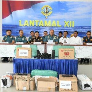 TNI AL Tangkap Dua Kapal Pengangkut Arang Bakau Ilegal di Kalimantan Barat 4 TNI AL Tangkap Dua Kapal Pengangkut Arang Bakau Ilegal di Kalimantan Barat