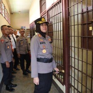 Hari Pertama Bertugas, Kapolres Landak Sidak Ruang Kerja hingga Tahanan