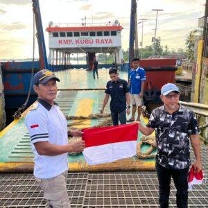 GAPASDAP Kalbar Semarakkan Pelabuhan Rasau Jaya dengan 350 Bendera Merah Putih