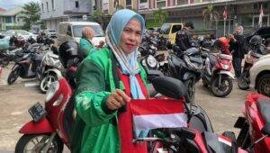 Grab Pontianak Bagikan Ratusan Bendera dan Stiker Merah Putih kepada Mitra Driver