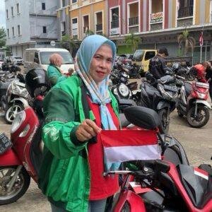 Grab Pontianak Bagikan Ratusan Bendera dan Stiker Merah Putih kepada Mitra Driver