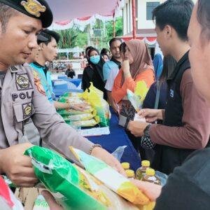 Polres Sanggau Gelar Gerakan Pangan Murah Bersama Bulog 4 Polres Sanggau Gelar Gerakan Pangan Murah Bersama Bulog