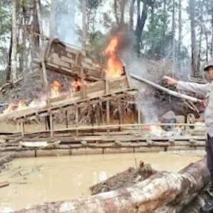 Rakit Penambang Emas Ilegal di Mentebah Dibakar Aparat Gabungan