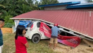 Kecelakaan Tunggal di Batang Tarang, Mobil Nyaris Masuk Rumah Warga