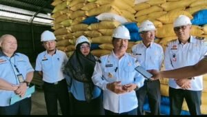 Bupati Sanggau Tinjau Stok Beras di Bulog, Pastikan Ketersediaan Aman Jelang Natal dan Tahun Baru