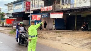 Hujan Tak Halangi Satlantas Melawi Lakukan Pengaturan Lalu Lintas