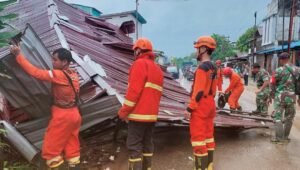 Atap Rumah Warga Terlepas Dihantam Angin Kencang, BPBD Sanggau Lakukan Penanganan Cepat