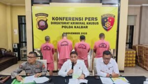 Polda Kalbar Sita Ribuan Liter Solar dan Ratusan Batang Kayu Ilegal