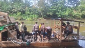 Sungai Tercemar Polisi dan Warga Geruduk Lokasi PETI di Sekadau Hulu