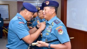 Komandan Kodaeral XII Terima Penghargaan Bidang Penerbangan Angkatan Laut