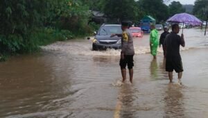 Macet Panjang Akibat Air Meluap di Jalan Utama Tayan Hulu
