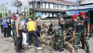 TNI, Polri Hingga Pemda Mempawah Turun Tangan Bersihkan Pasar Sebukit Rama