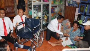 Dua Warga Sidomulyo Terima Bantuan Kursi Roda dari Polres Melawi