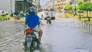 Aktivitas Warga Tersendat, Motor Banyak Mogok Saat Terobos Banjir Ketapang