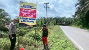 Banyak Kecelakaan di Tikungan Tajam, Polisi Pasang Banner Peringatan di Landak