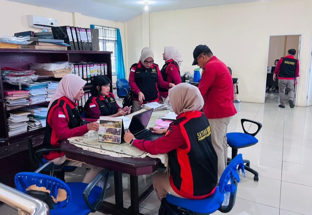 Kejati Kalbar Geledah Sejumlah Ruangan Kantor Perusda Terkait Proyek APBD 2018 1 Kejati Kalbar Geledah Sejumlah Ruangan Kantor Perusda Terkait Proyek APBD 2018