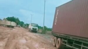 Jalan Becek dan Licin di Toba, Warga Keluhkan Dampak Lalu Lintas PT WAI