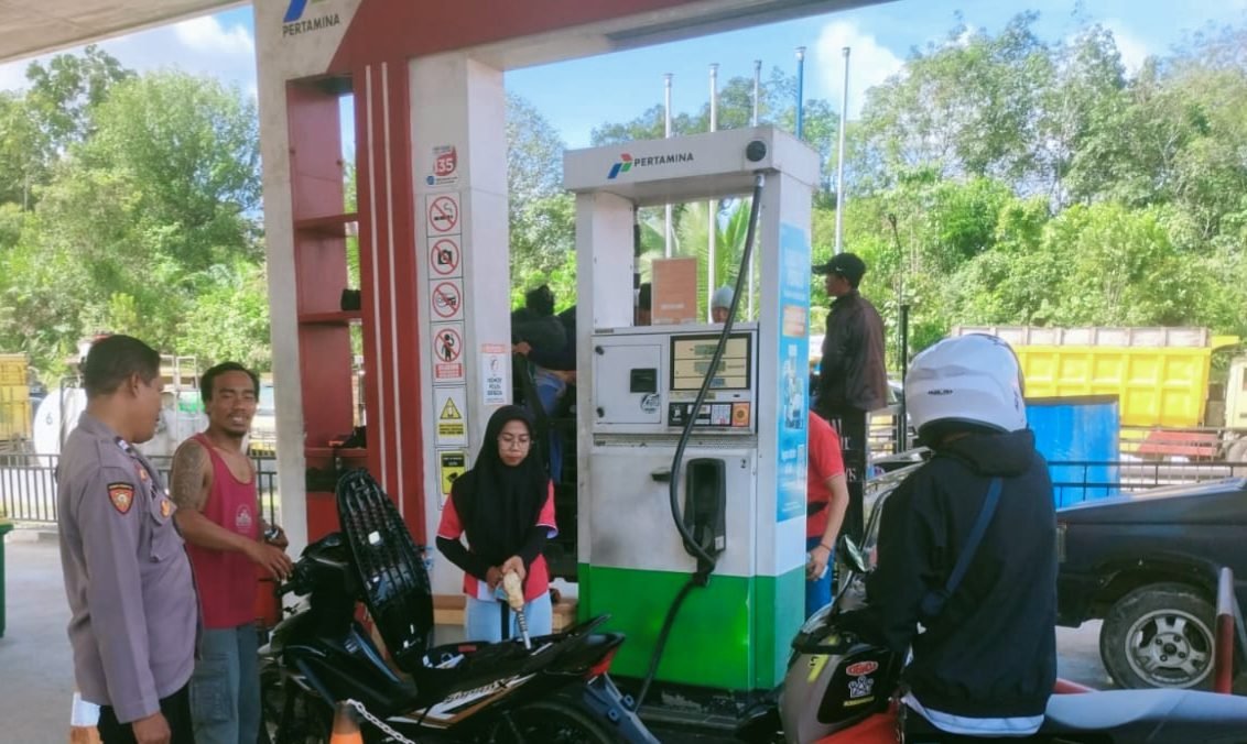 Polsek Mandor Pantau SPBU dan Lingkungan Warga dalam Patroli Dialogis