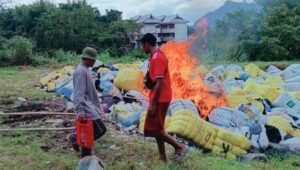 Bea Cukai Entikong Bakar 1.000 Bale Pakaian Lelong Ilegal