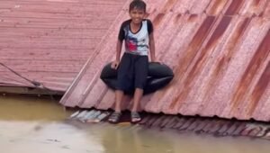 Banjir Rendam Permukiman Entikong Hingga Atap Rumah