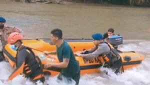 Setelah Tiga Hari Dicari, Anak Hilang Ditemukan Tersangkut di Sungai Sekayam