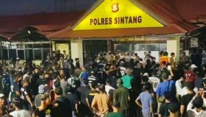 Breaking News: Ribuan Penambang Kepung Polres Sintang, Tuntut Rekannya Dibebaskan