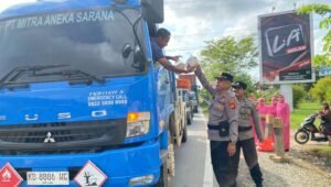 150 Takjil Dibagikan Polsek Mempawah Timur kepada Warga dan Pengendara