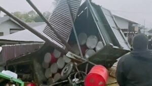 Truk Misterius Bawa Drum Solar Tabrak Rumah di Kapuas Hulu