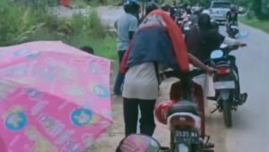 Diterik Panas, Warga Sanggau Berjuang Dapat BBM