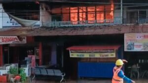 Breaking News! Pasar Sosok Tayan Hulu Terbakar Hebat, Api Masih Berkobar!