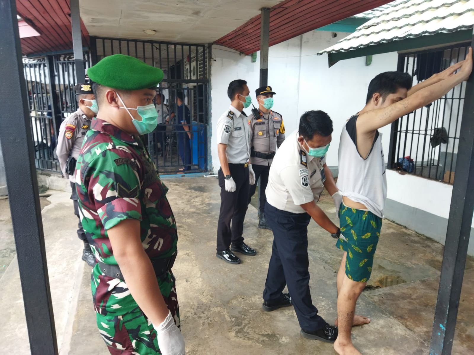 Rutan Mempawah Mendadak Dirazia! Tahanan & Petugas Ikut Tes Urine 1 Rutan Mempawah Mendadak Dirazia! Tahanan & Petugas Ikut Tes Urine