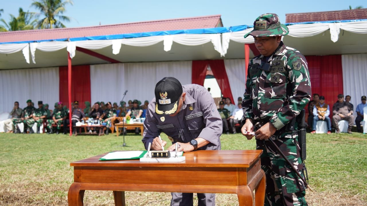 Resmi Dibuka! TMMD Bangun Jalan dan Rumah Warga di Desa Sepang Mempawah