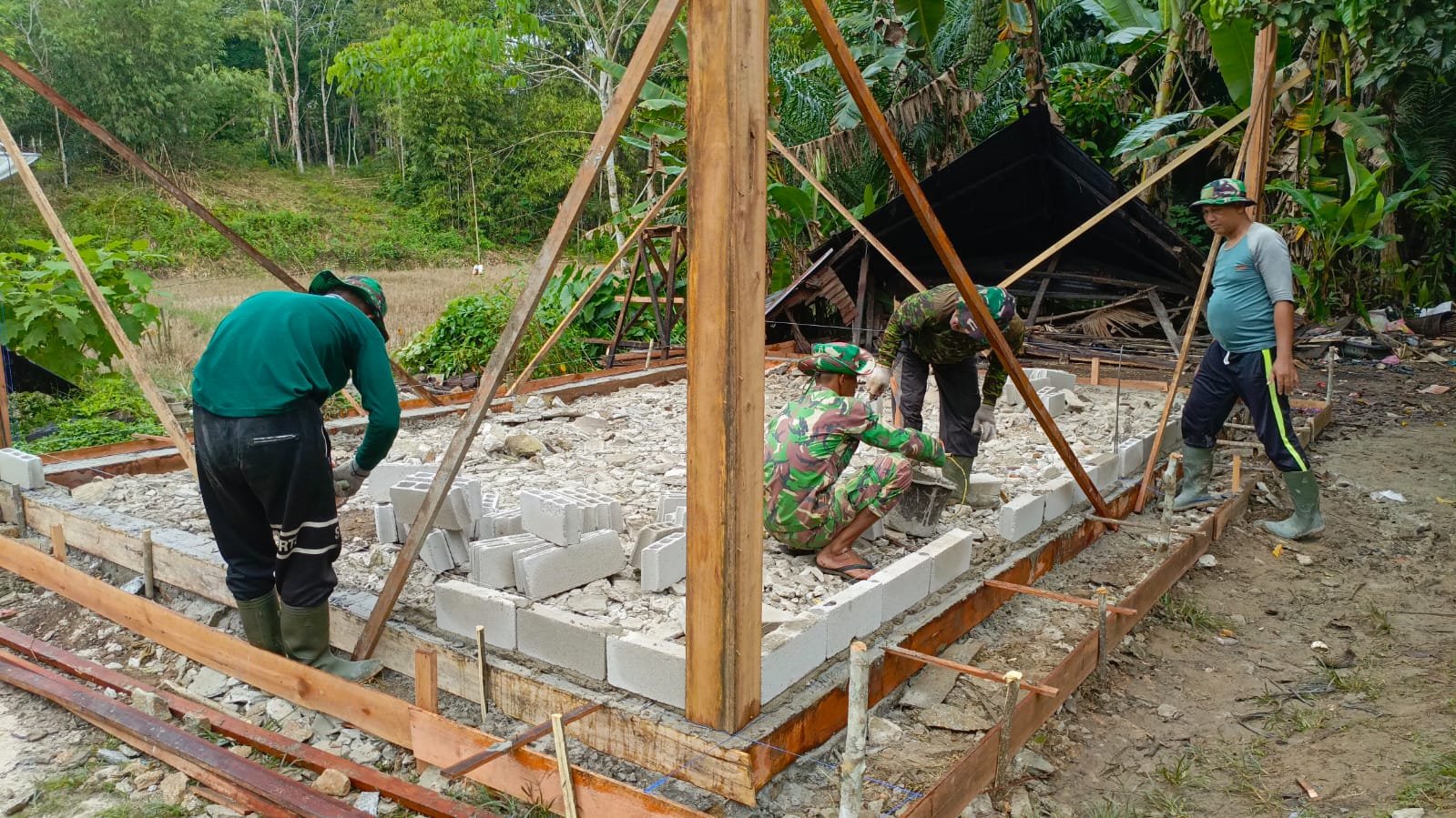 Rumah Impian Pak Acan Mulai Terwujud Berkat TMMD di Desa Toho
