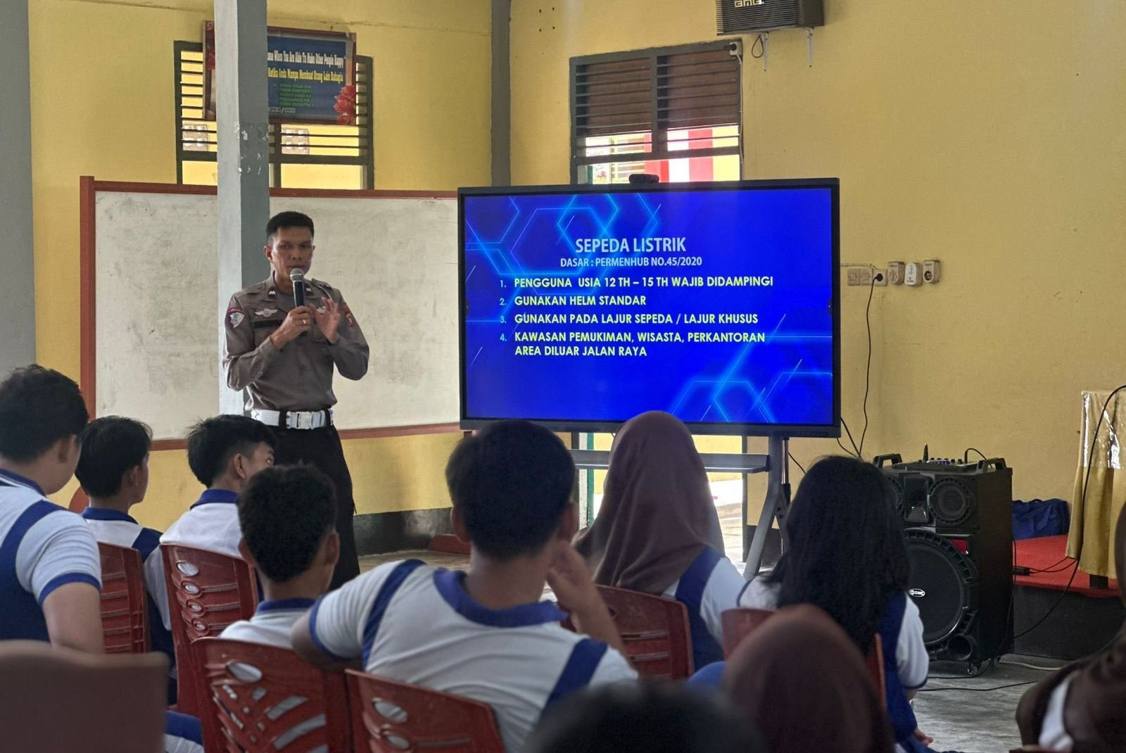 Anak SMP di Sanggau Diajari Polisi Soal Rambu Lalu Lintas, Begini Suasananya