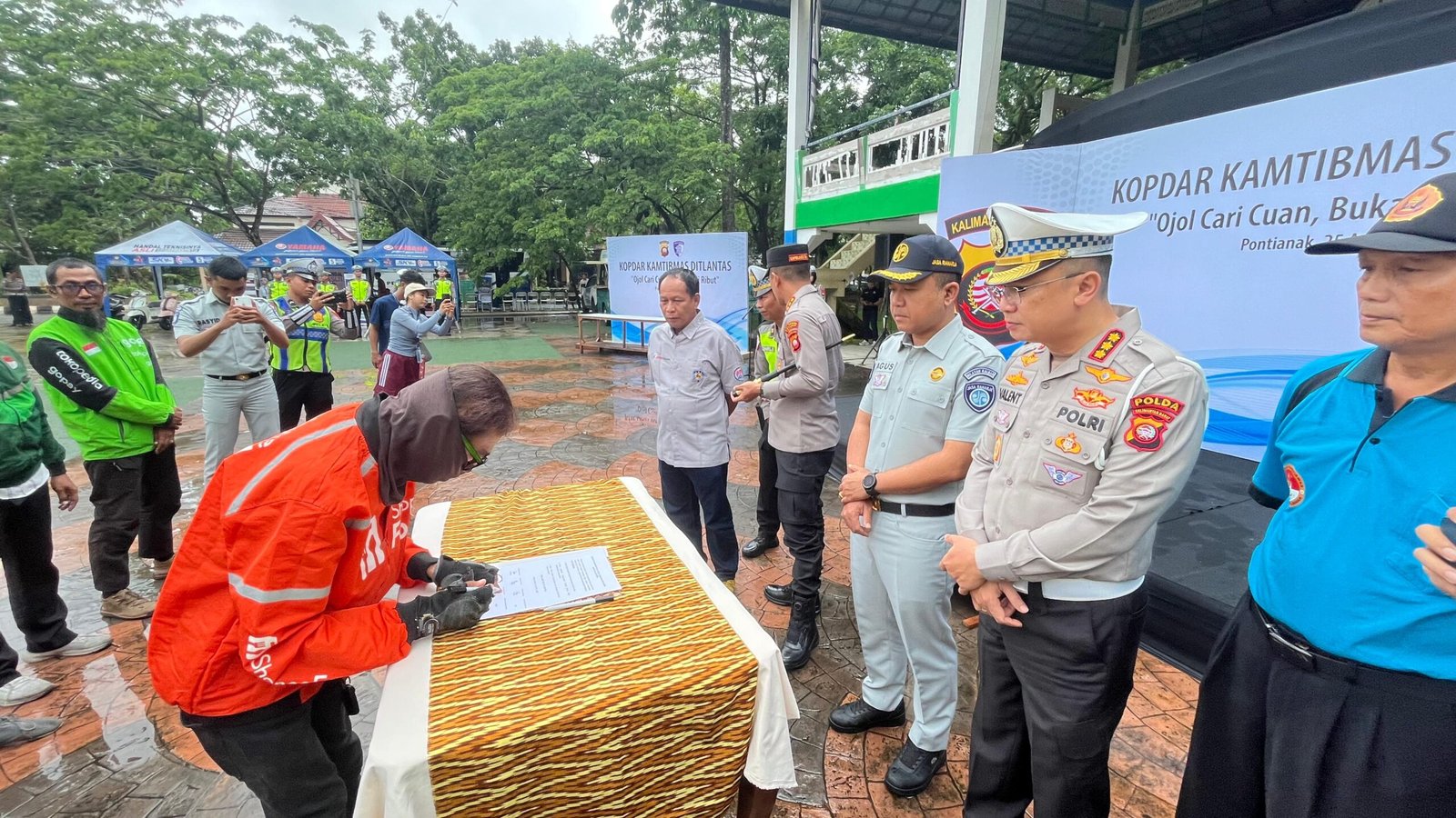 Bukan Cuma Razia! Polisi Bikin Pos Istirahat Gratis untuk Ojol di Pontianak