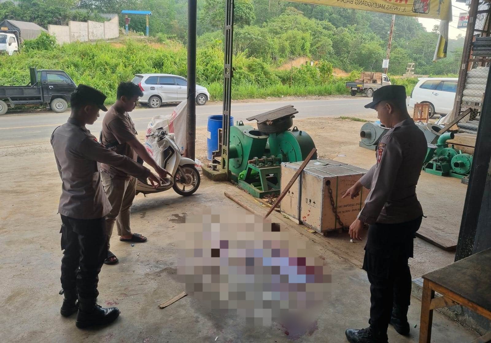 Terekam CCTV, Dua Orang Datang, Pemilik Ruko di Sekayam Jadi Korban 4 Terekam CCTV, Dua Orang Datang, Pemilik Ruko di Sekayam Jadi Korban