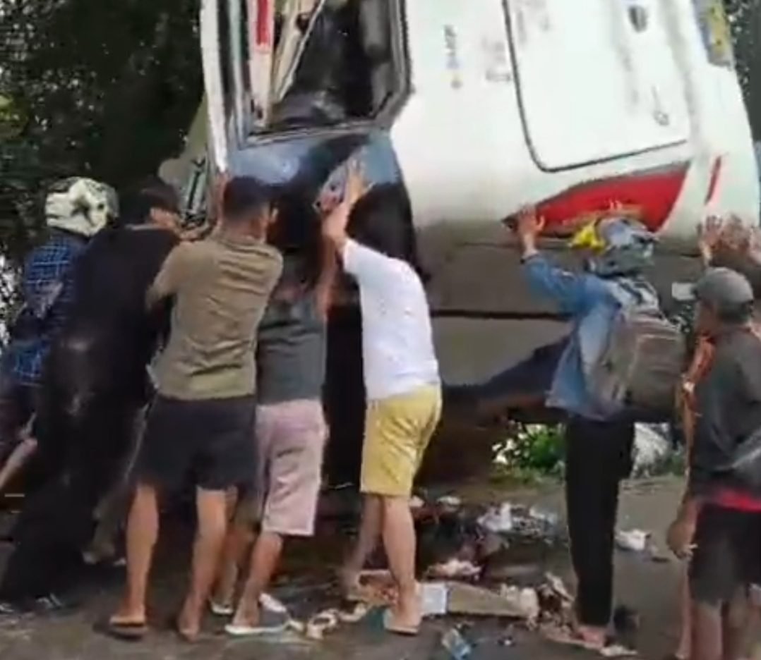 BREAKING NEWS! Detik-Detik Bus Penumpang Kecelakaan di Penyeladi Sanggau