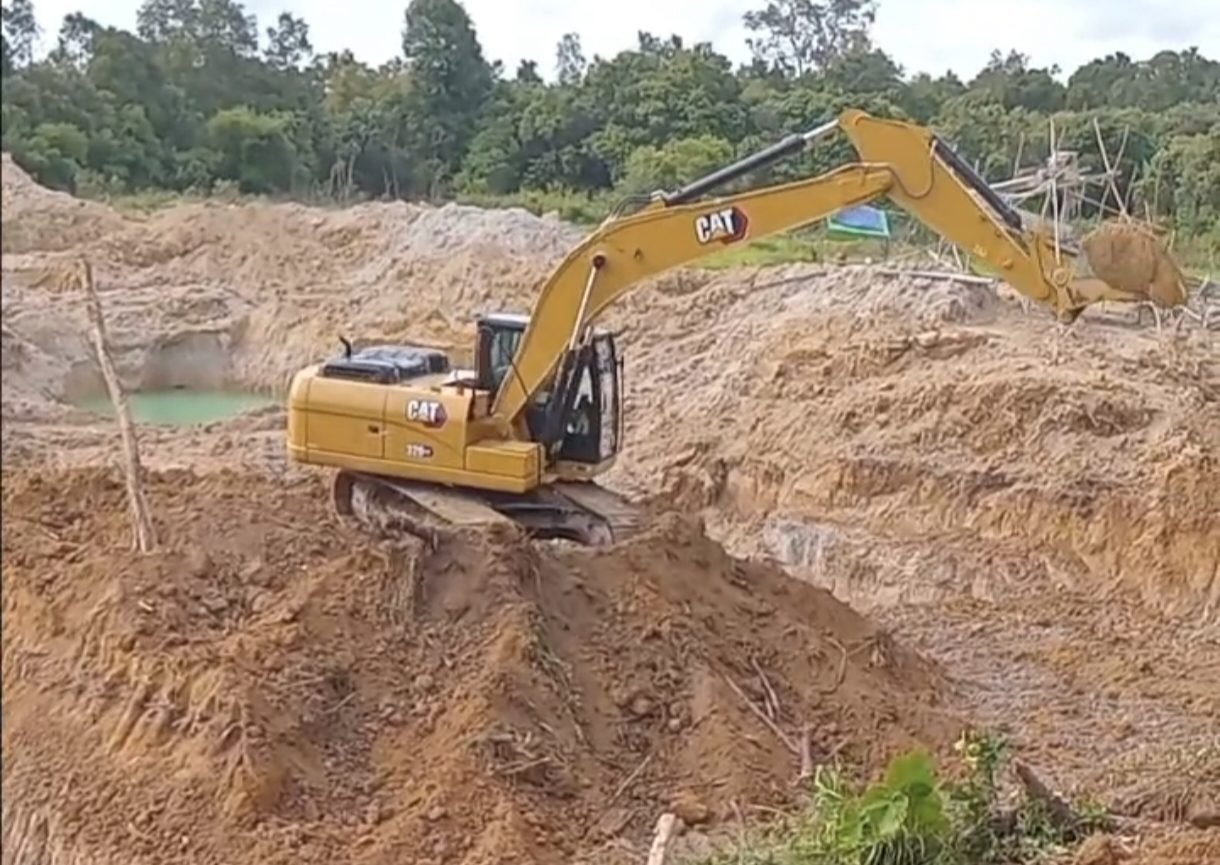 Sudah Digaris Polisi, Aktivitas PETI di Tumbang Titi Ketapang Diduga Kembali Marak, Berlangsung Malam Hari 4 Sudah Digaris Polisi, Aktivitas PETI di Tumbang Titi Ketapang Diduga Kembali Marak, Berlangsung Malam Hari