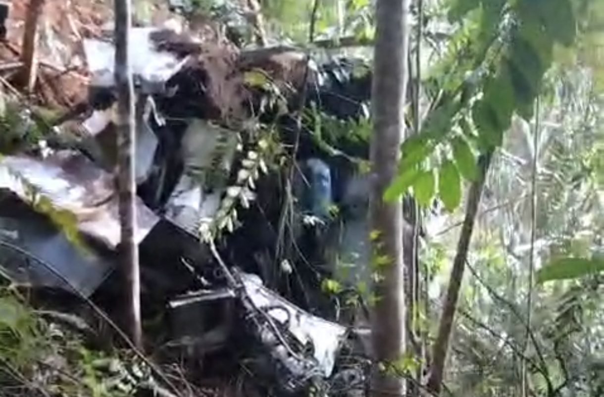Puing Helikopter Ditemukan di Hutan Sekadau, Diduga Semua Penumpang Tewas 1 Puing Helikopter Ditemukan di Hutan Sekadau, Diduga Semua Penumpang Tewas