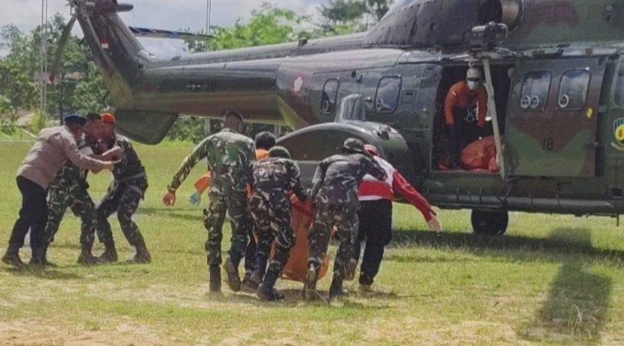 Evakuasi Dramatis Korban Heli Jatuh, 8 Jenazah Diterbangkan ke Pontianak