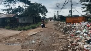 Baru Diaspal Sudah Hancur, Warga Mekar Baru Kubu Raya Bongkar Fakta di Lapangan